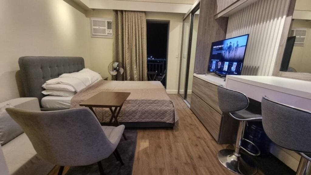 Augustus Studio w/ Balcony, Parking, & WiFi