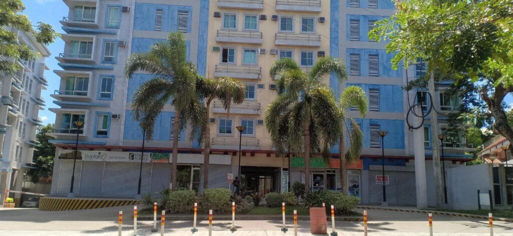 Cozy 2-bedroom Condo with WIFI+NETFLIX near Nuvali
