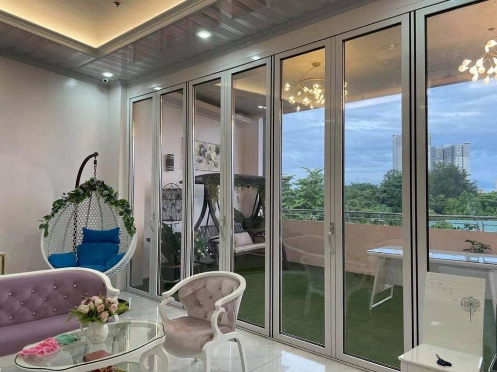 Family 2-bedroom hotel with kitchen & dining