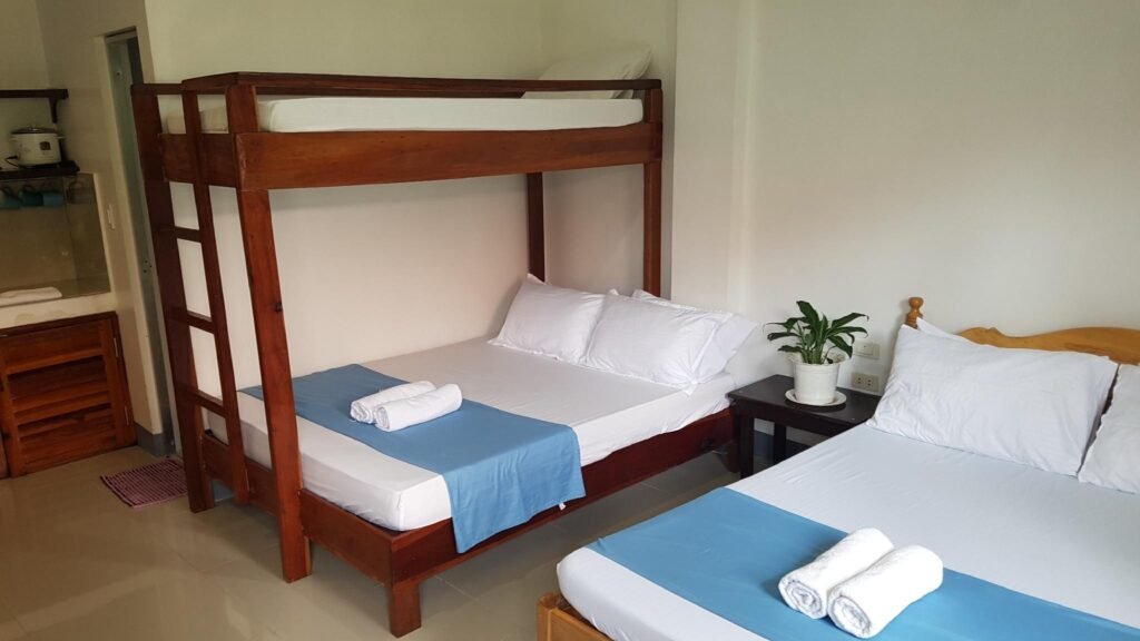 Good for group, kichen,tv/wifi(2min to beach) apt4