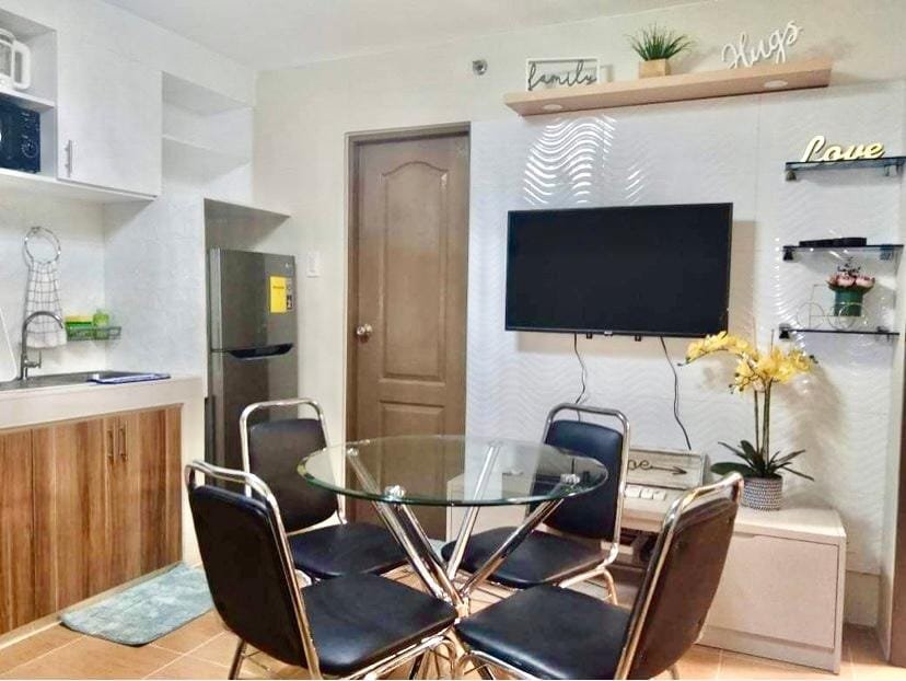 Modern & Stylish 2-Bedroom Condo with Pool