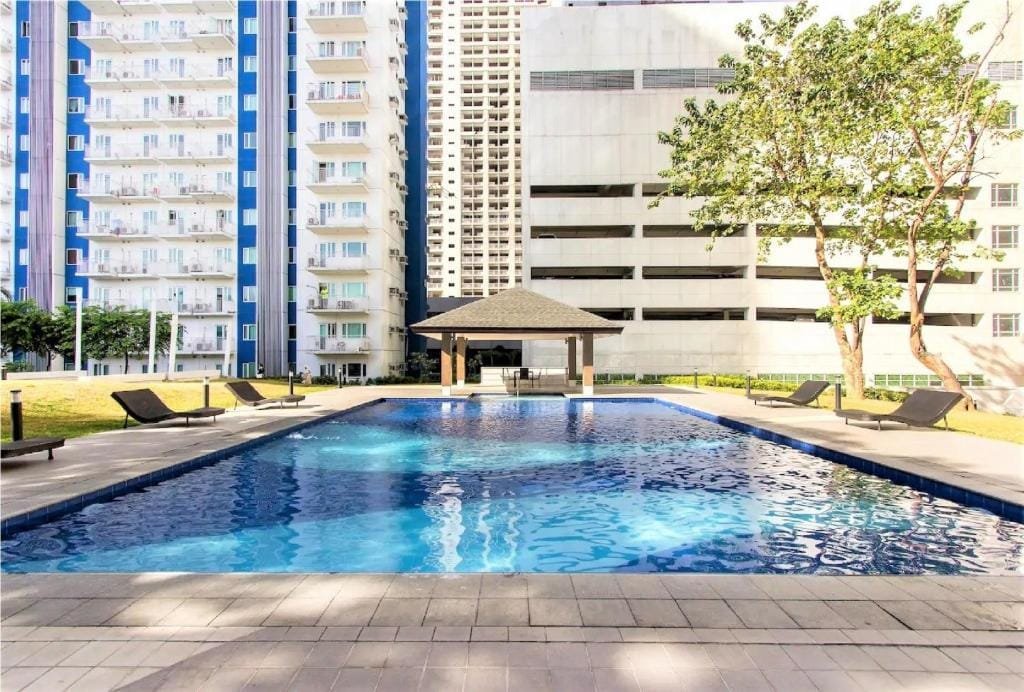 Modern gray 1BR in the heart of Quezon City