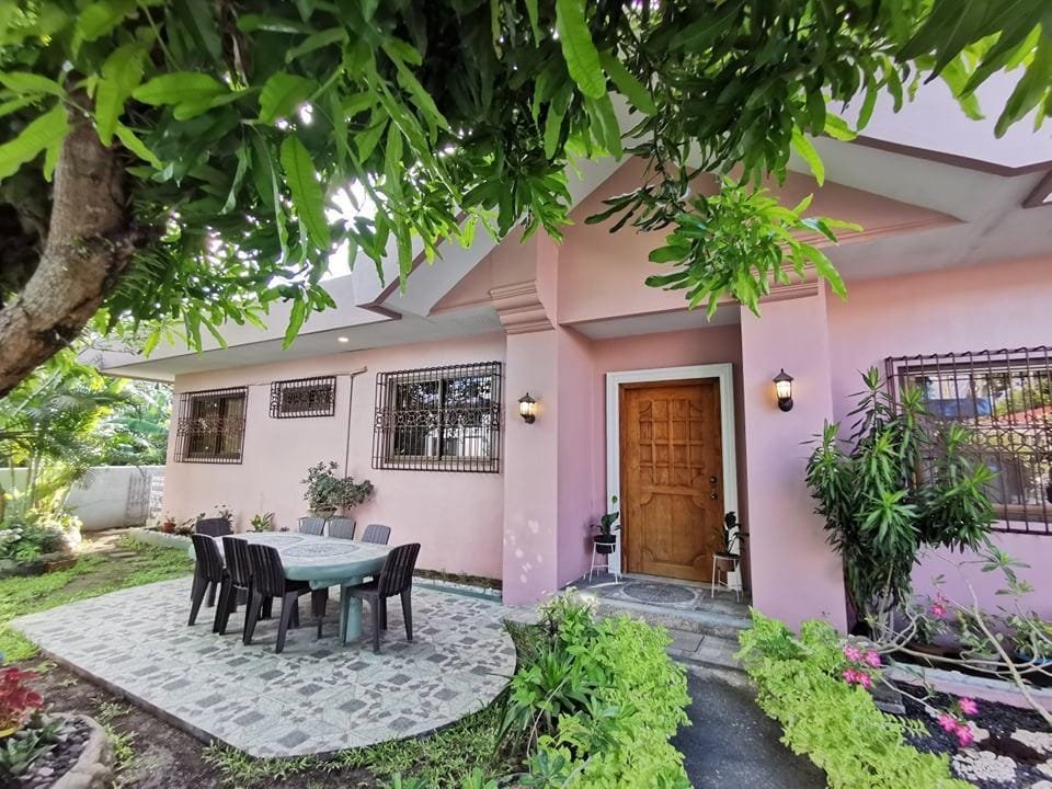 QUIET PINK HOUSE IN THE CENTER OF LEGAZPI