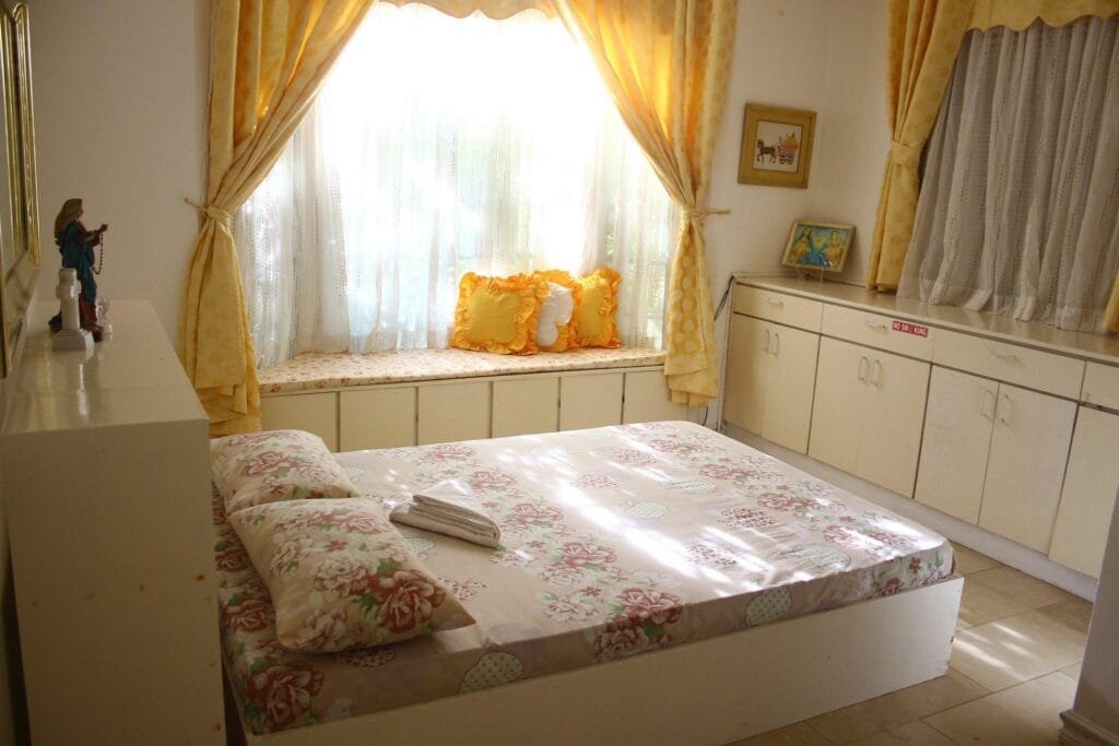 Tagaytay White House - The Blessed Home (12 pax)