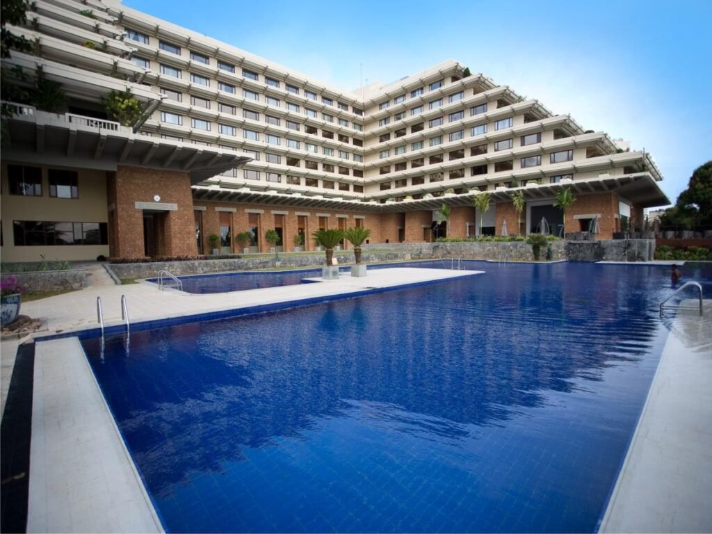 Cinnamon Lakeside Hotel