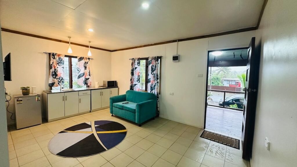 Timber House & Apartments (Unit 2)