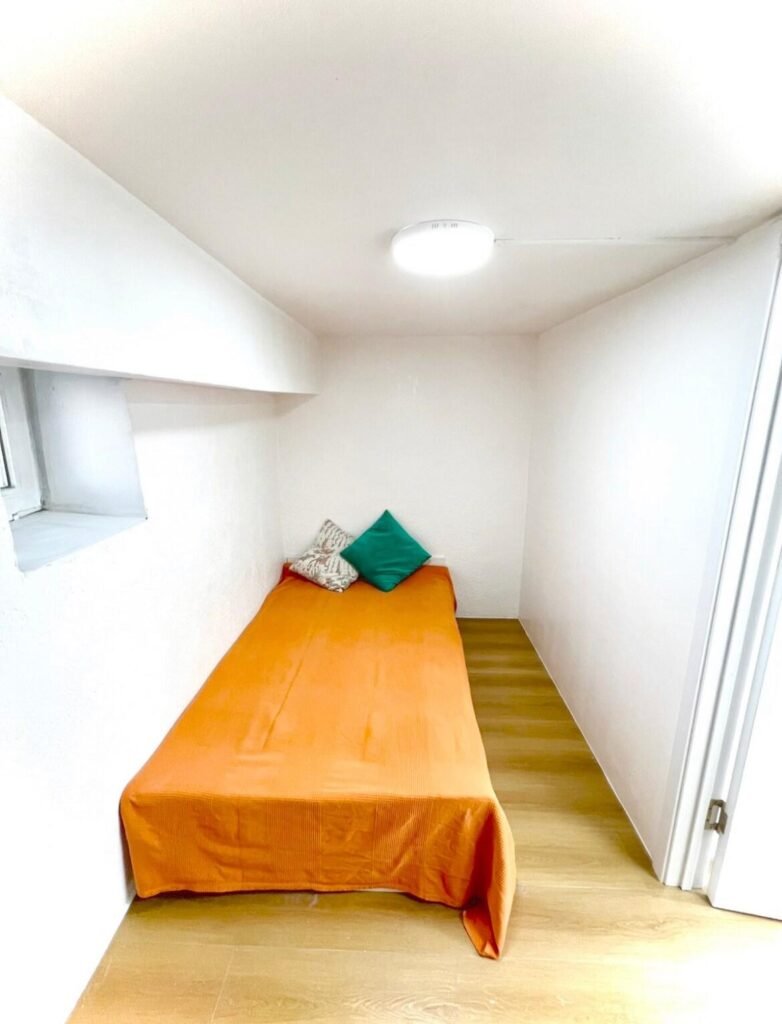 London capsule room