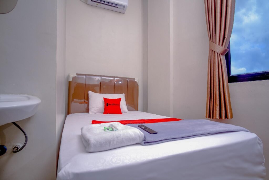 RedDoorz Syariah near Siloam Hospital 2