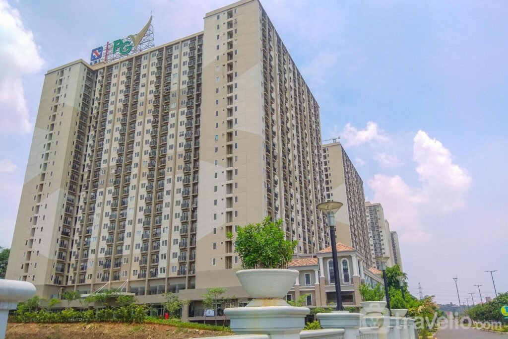 1BR with Extra Room Podomoro Golf View By Travelio