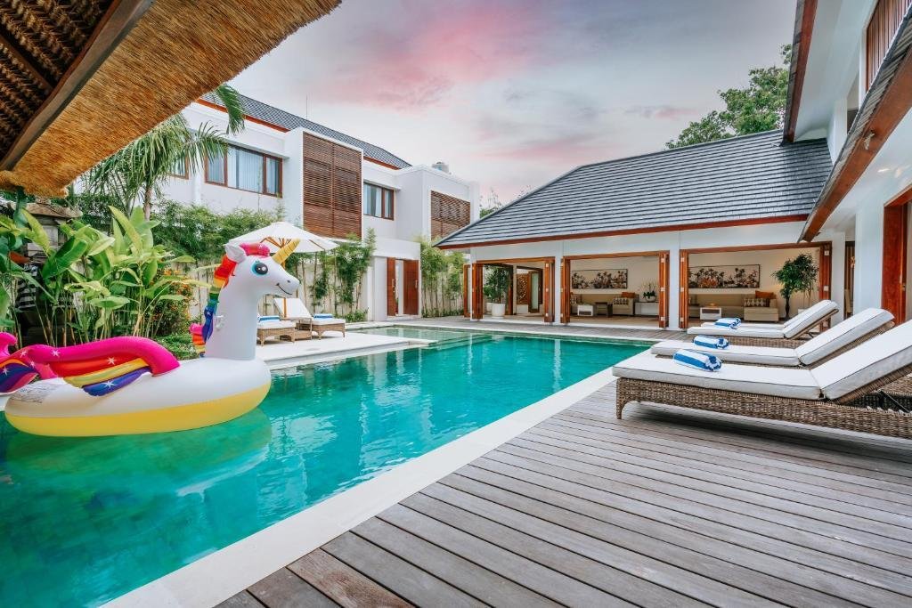Great 4BR Private Pool Villa near Batu Belig Beach