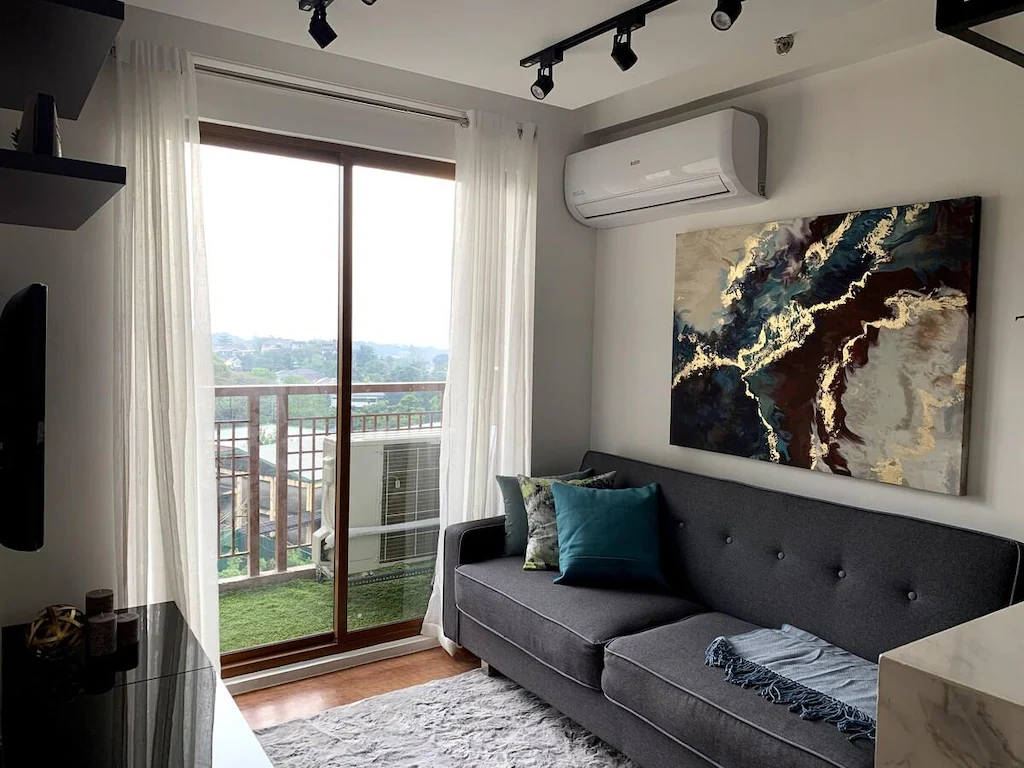 1Br Quezon City Condo FREE Pool Access & FAST WIFI, Quezon City, Philippines