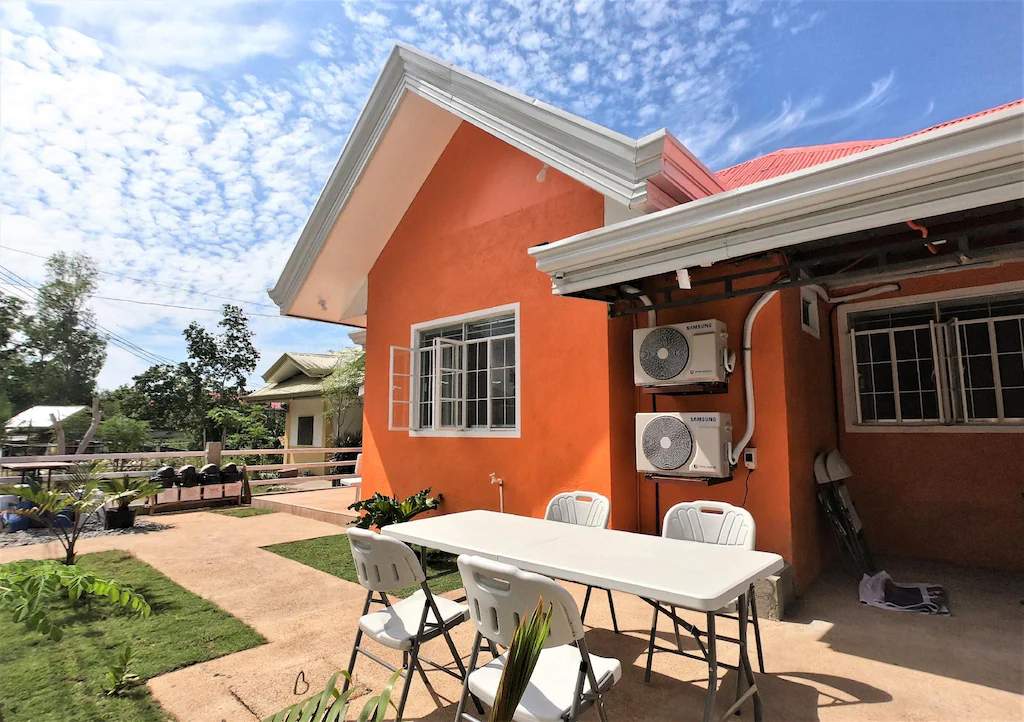 4-Backpackers' Mixed Dorm Near Alona Beach 01, Bohol, Philippines
