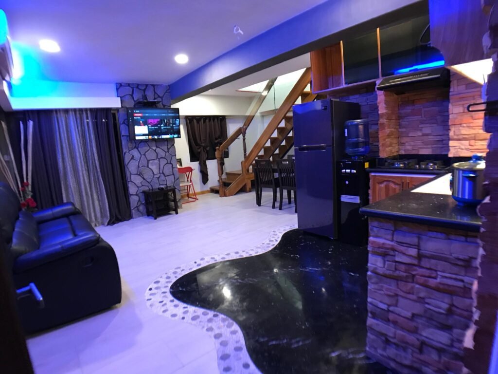 CLOCKWORKORANGE Luxury 2 Bedroom loft near aiport