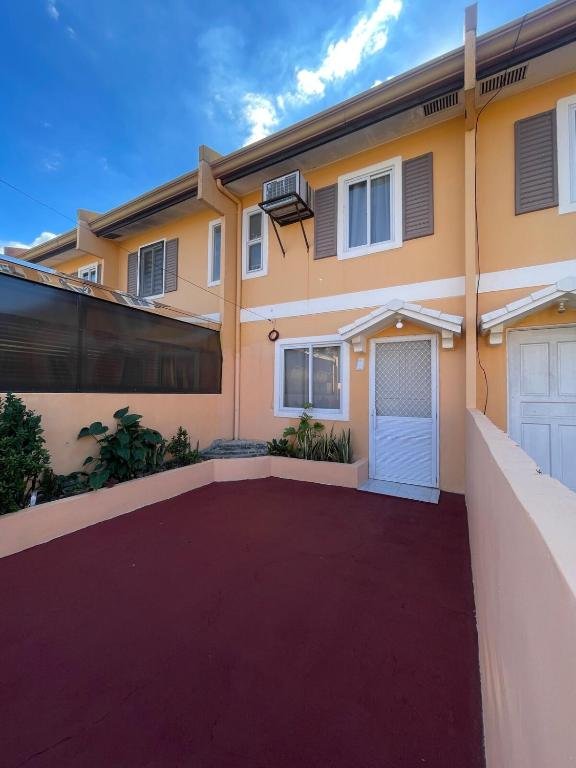Cute 2 room House with pool access, Tarlac, Philippines