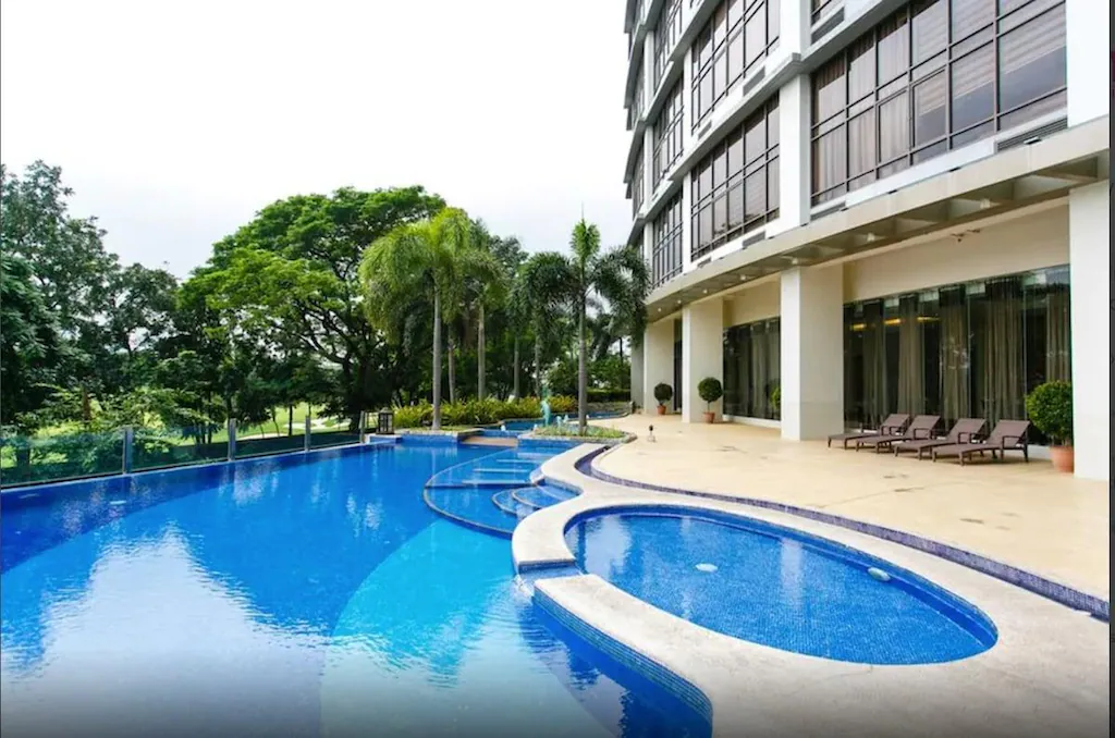 Forbestown BGC Luxe 2BR loft Pool Gym Use Manila Philippines Rated 1 Luxury Staycation
