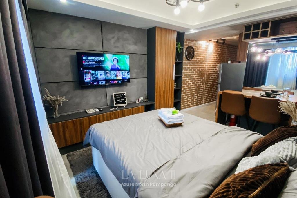 La Luna II: Room for Couples with Mt. Arayat View, San Fernando (Pampanga), Philippines