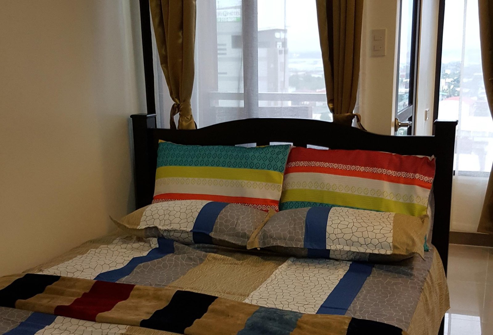 Mabolo Garden Flats Condo  w/ Free Wifi Pool & Gym