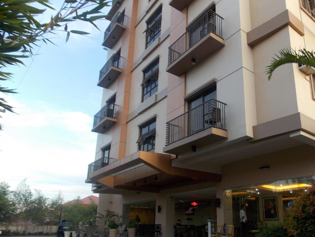 Main Hotel and Suites