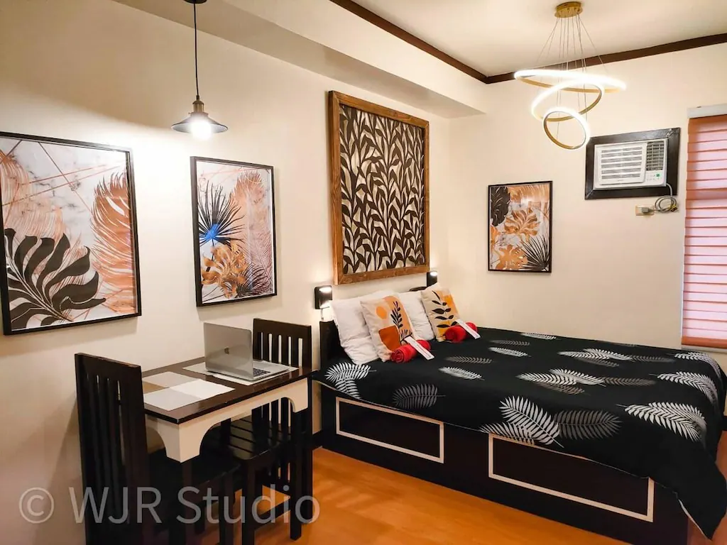 Queen Bed Deluxe- Wifi, Netflix and Free Parking!, Manila, Philippines