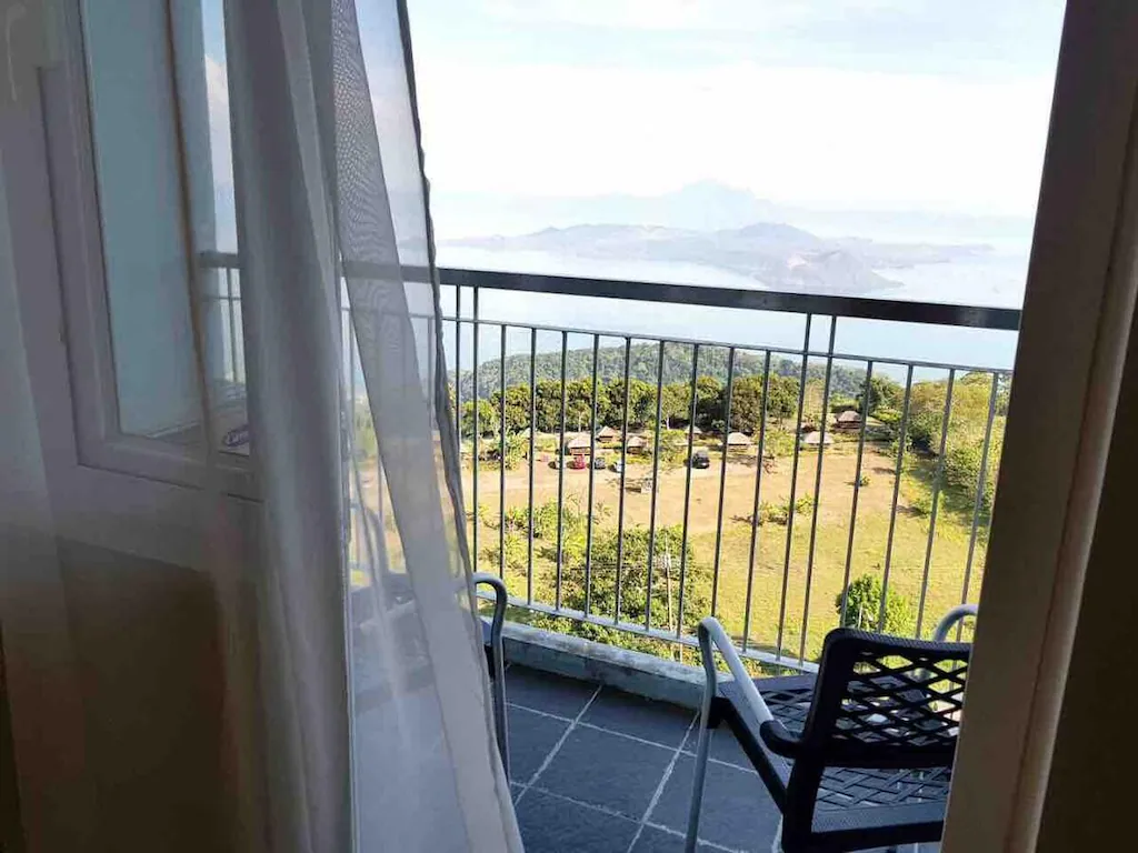 REDWIND High-Rise Condo with Taal Lake view!, Tagaytay, Philippines