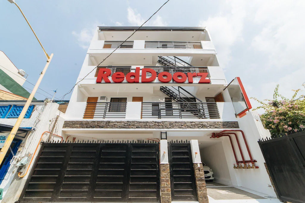 RedDoorz @ DBuilders Rooms Bangkal Makati, Manila, Philippines 1 Star Reviews and Travel Guide Affordable Stay