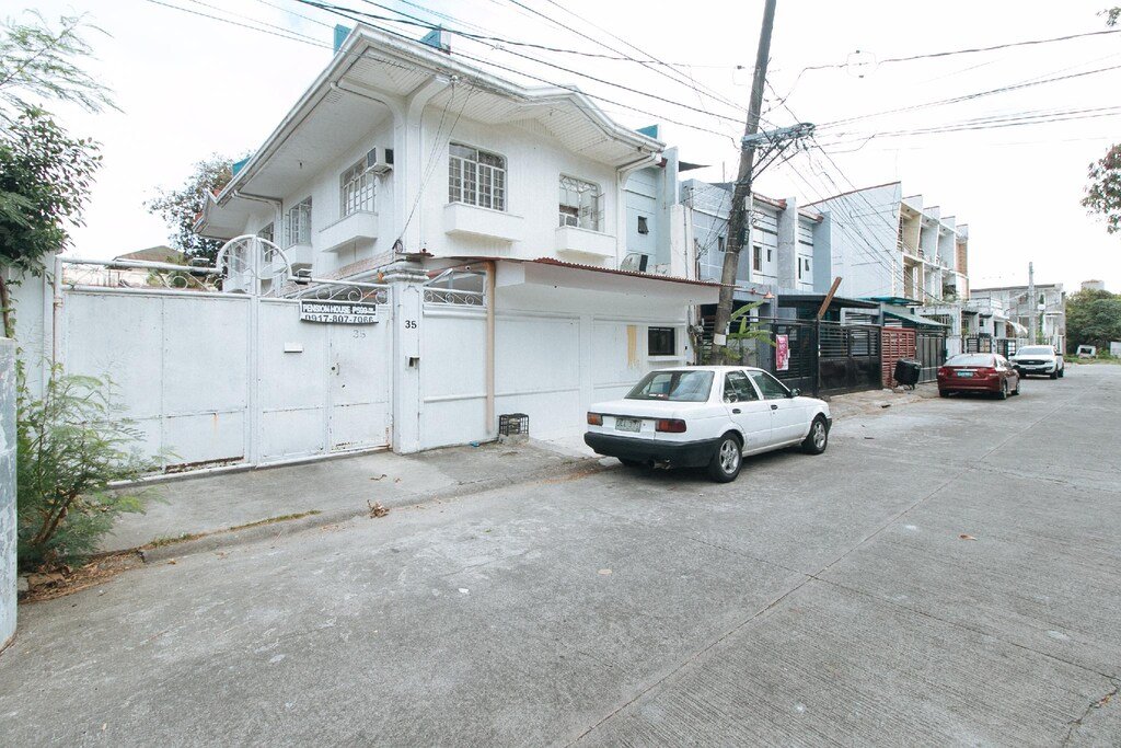 RedDoorz Malibu Room BF International Las Pinas Manila Philippines Reviews and Travel Guide