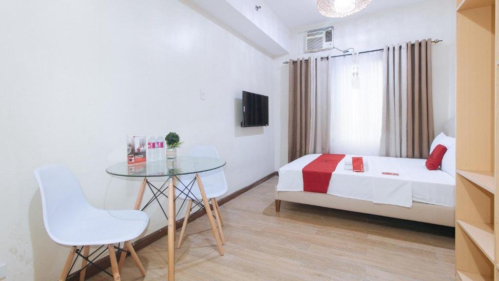 RedDoorz Plus @ Cuarto Verde Staycation Reviews and Travel Guide