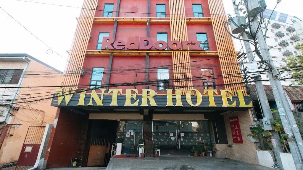 RedDoorz Plus @ Winter Benitez Manila Reviews & Travel Guide