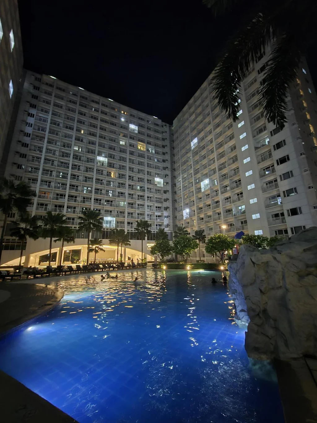 Shore Residences-Bachelor’s Pad with Pool View, Manila, Philippines: Stunning Number 1 Staycation Choice for an Unforgettable Holiday
