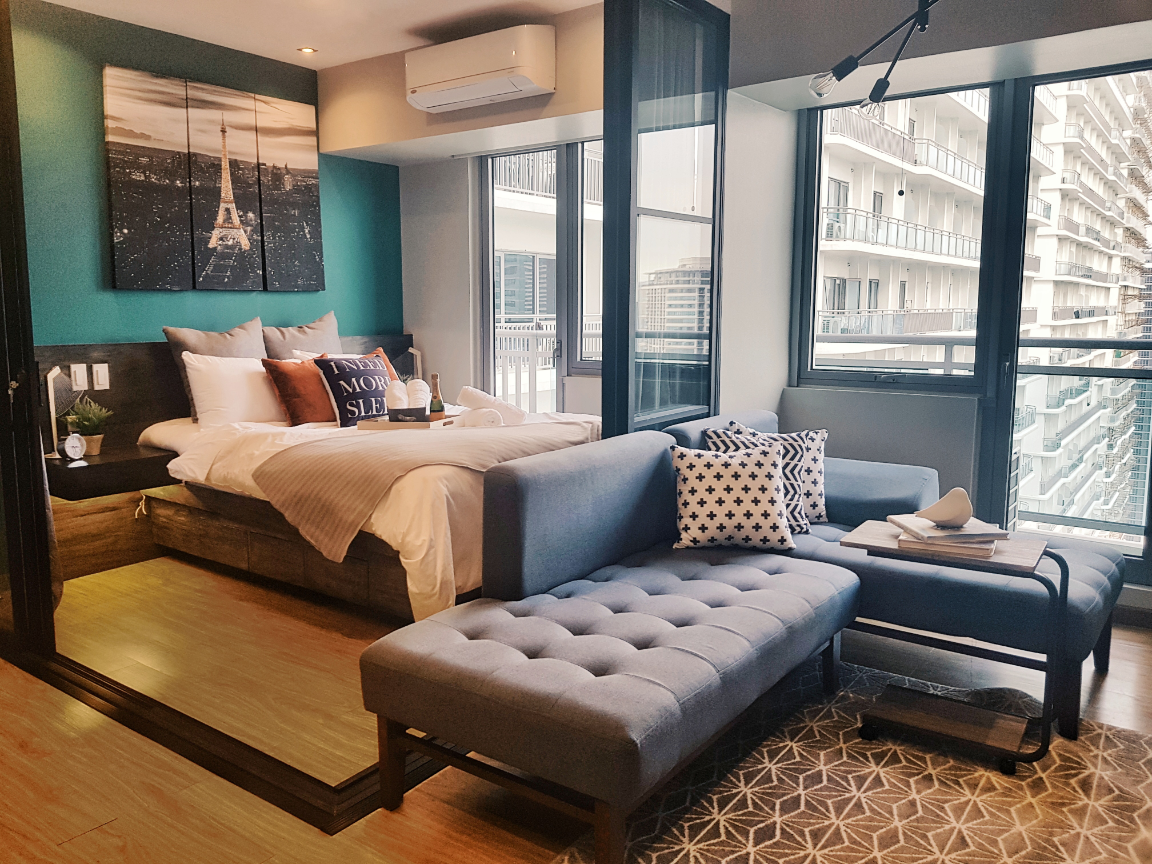 Spacious Bedroom deluxe with balcony near Rockwell