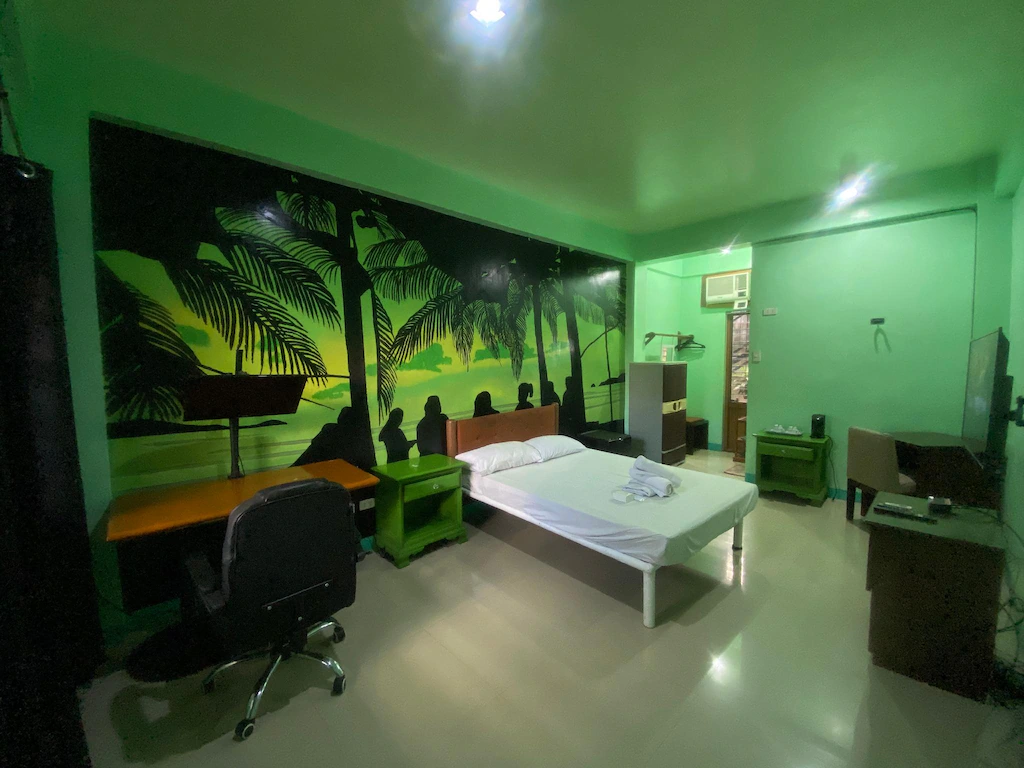Spacious,Netflix,Wifi, near 711,schools,w/parking., Lucena, Philippines