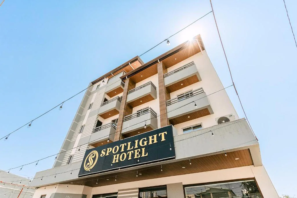 Spotlight Hotel near Hundred Islands Wharf Reviews and Travel Guide