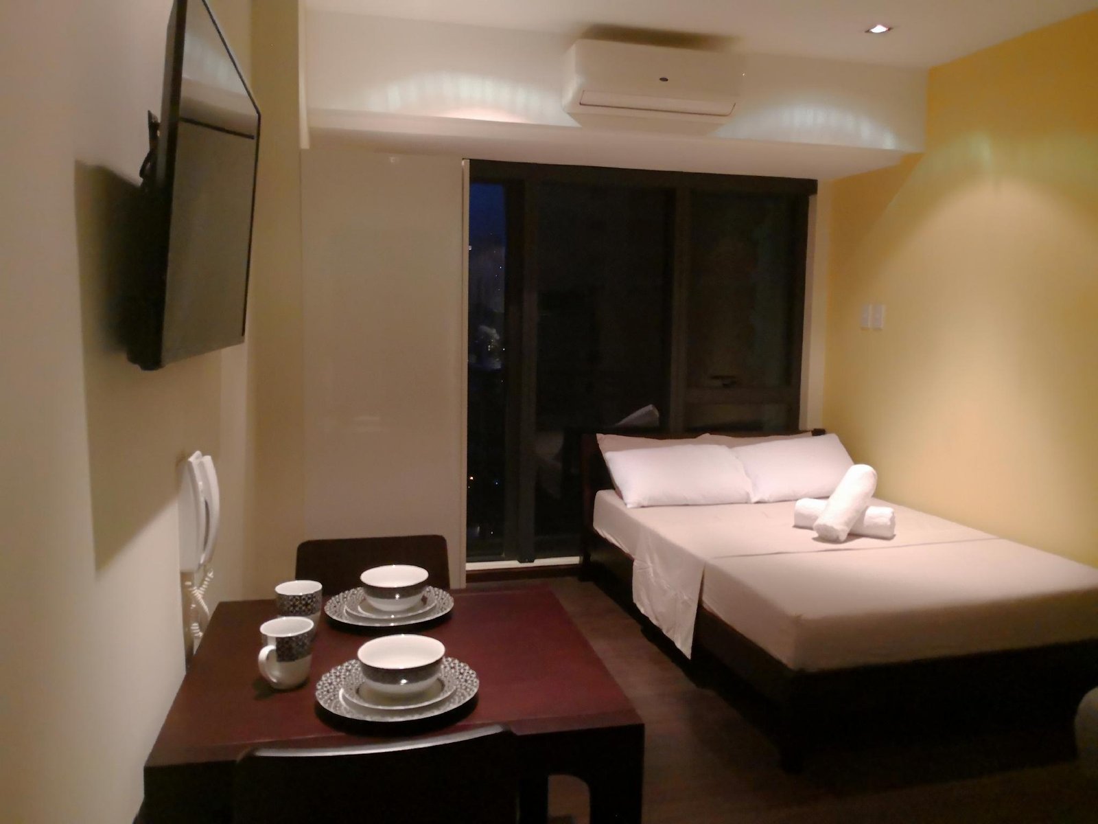 Studio Suite with Balcony in Knightsbridge, Makati
