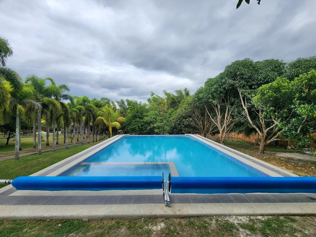 Sunny Hills Resort-Huge Batangas Guesthouse w/Pool, Batangas, Philippines