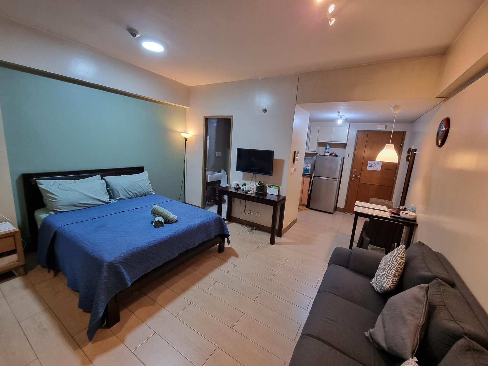 Two Palm Tree Condo #2 at Manila Airport by Beth