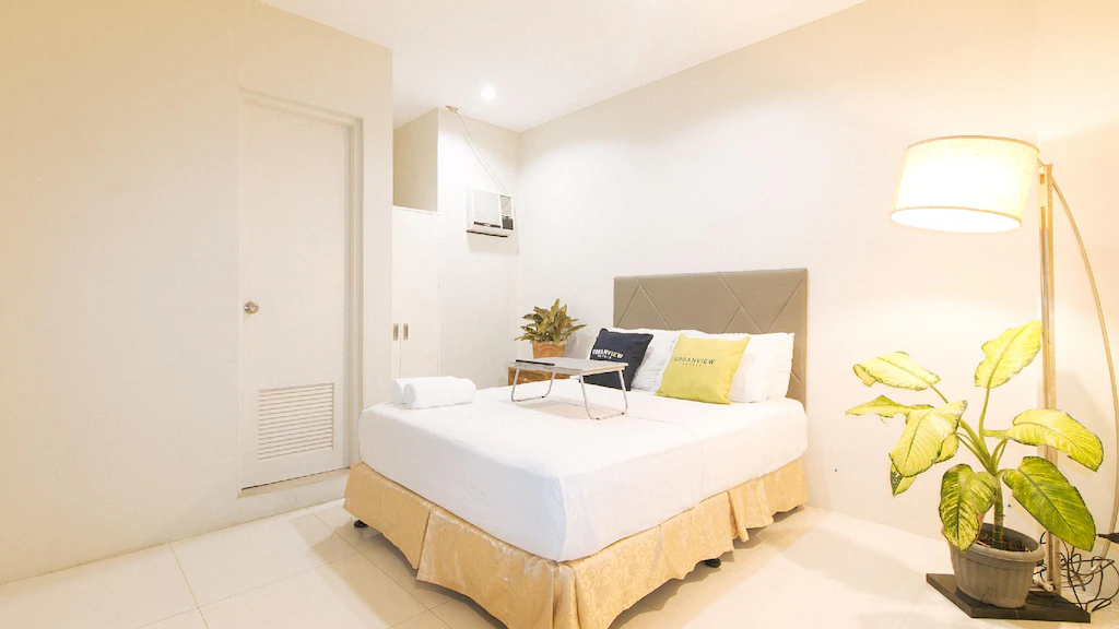 UrbanView @ Lacson Street Bacolod City by RedDoorz, Bacolod (Negros Occidental), Philippines