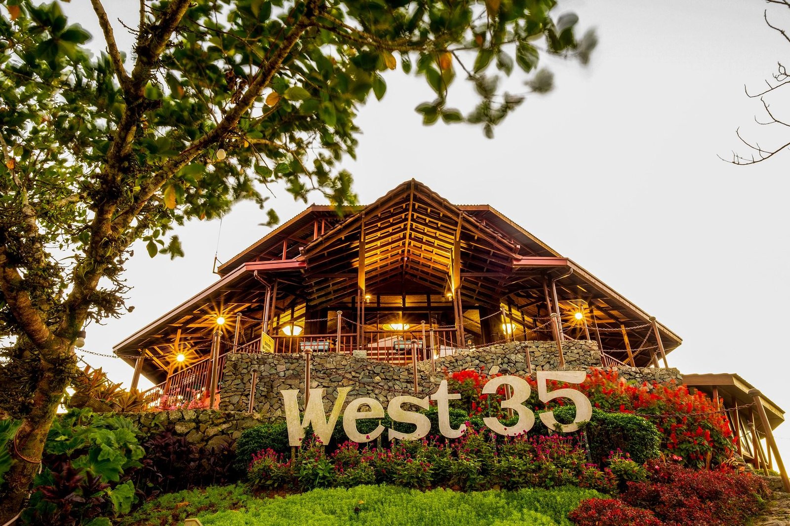 WEST 35 ECO MOUNTAIN RESORT