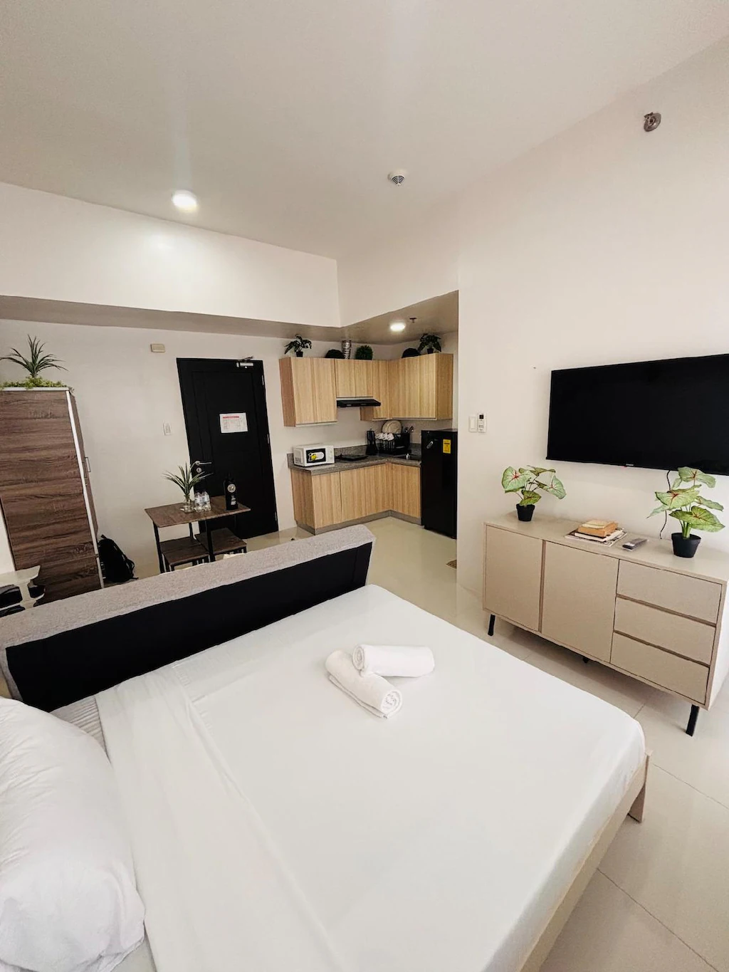 * * WV 11 Light & Fresh Studio, Iloilo, Philippines