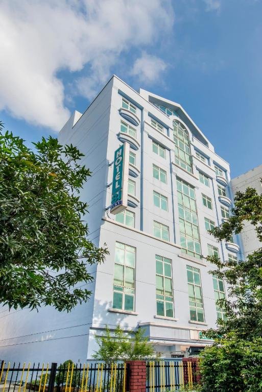 Exploring the Heart of Geylang: Your Ultimate Guide to Hotel 81 Lucky, Singapore